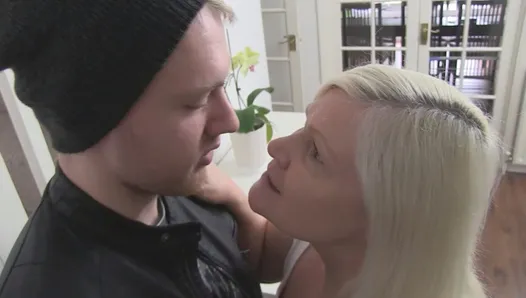 Üvey oğlu üvey annesi& onun gerizekalı;#039;s yüz