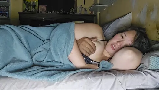 üvey kızı, üvey babasının fark etmeden onu becermesini umarak üvey annesi yerine gizlice girer