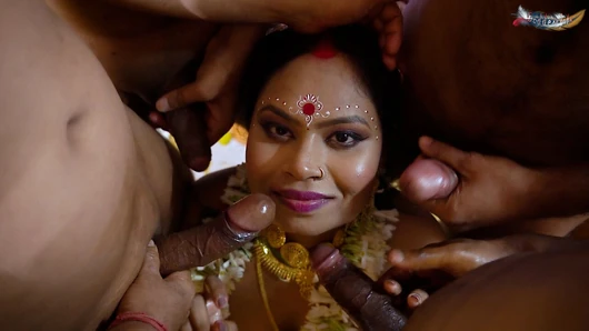 DESİ MALLU YENİ EVLİ KARISI sert TOPLU TECAVÜZ DÖRT KOCASININ ARKADAŞIYLA SİKİŞ TAM FİLM (HİNTÇE SES )