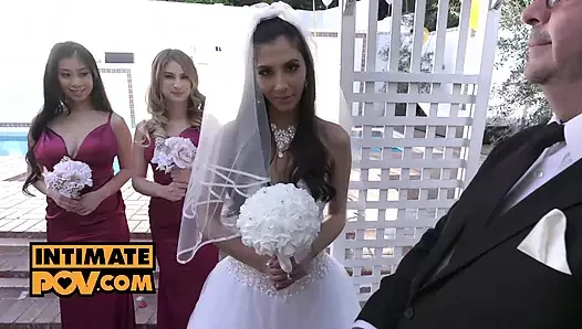 Gelinden Kocasına, Nedimelerin Delikleri Hediye