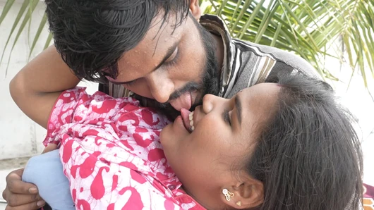 yeni tamil kız tanınmadan insanların alanında ağlıyordu, sonra evde getirdi ve sikildi