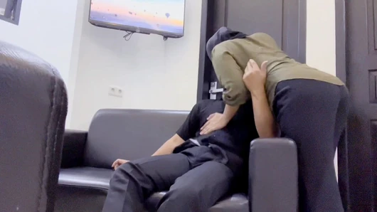 Kocasının Sikinden Daha Büyüğünü Görünce Dayanamayıp Üstüne Atlıyor