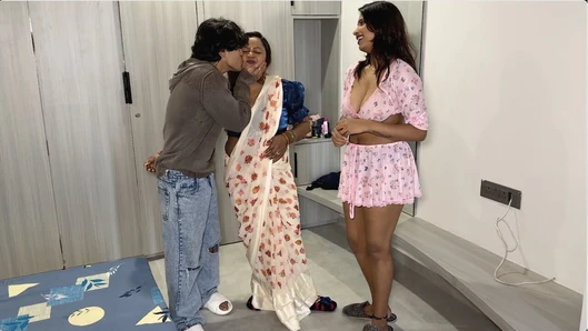 Oğlan üvey kız kardeşi ve arkadaşı ile seks yapıyor