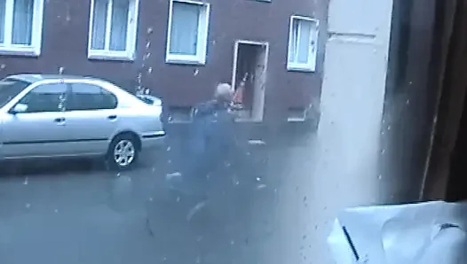 Güzel Alman sarışın aydıyor çük içinde the yatak odası