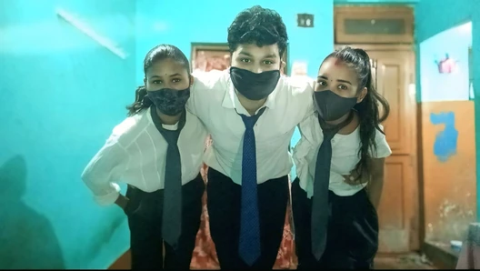 Hintli Liseli Gençler, Üçlüyüz Güçlüyüz Diyor