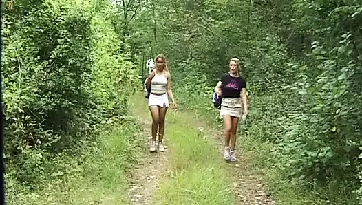 Harika Fransız bebeğim açık havada götünden sikiliyor