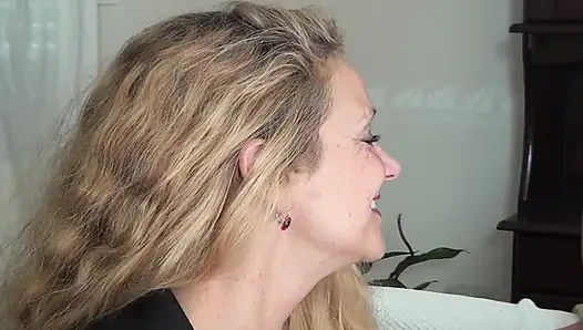 İki ateşli Alman puma, şanslı bir adamla üçlü seks yapıyor