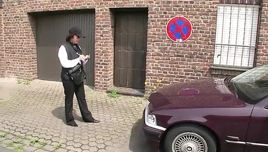 Trafik kontrol görevlisi kadının onun vajinasına boşalmasına izin vermesi