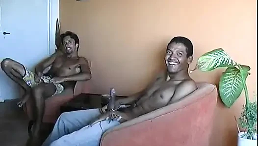 Brezilyalı kızların ağzına, amına ve kıçına penis aldığı sert anlar