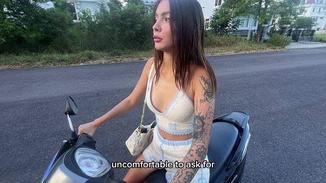 Komşum beni eve bıraktı ve benimle çok sert bir şekilde ilişkiye girdi.