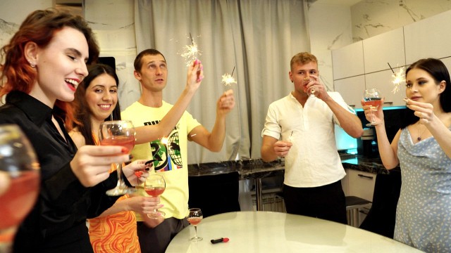 Yeni yılı kutlayan öğrenciler devamında grup sikişiyor